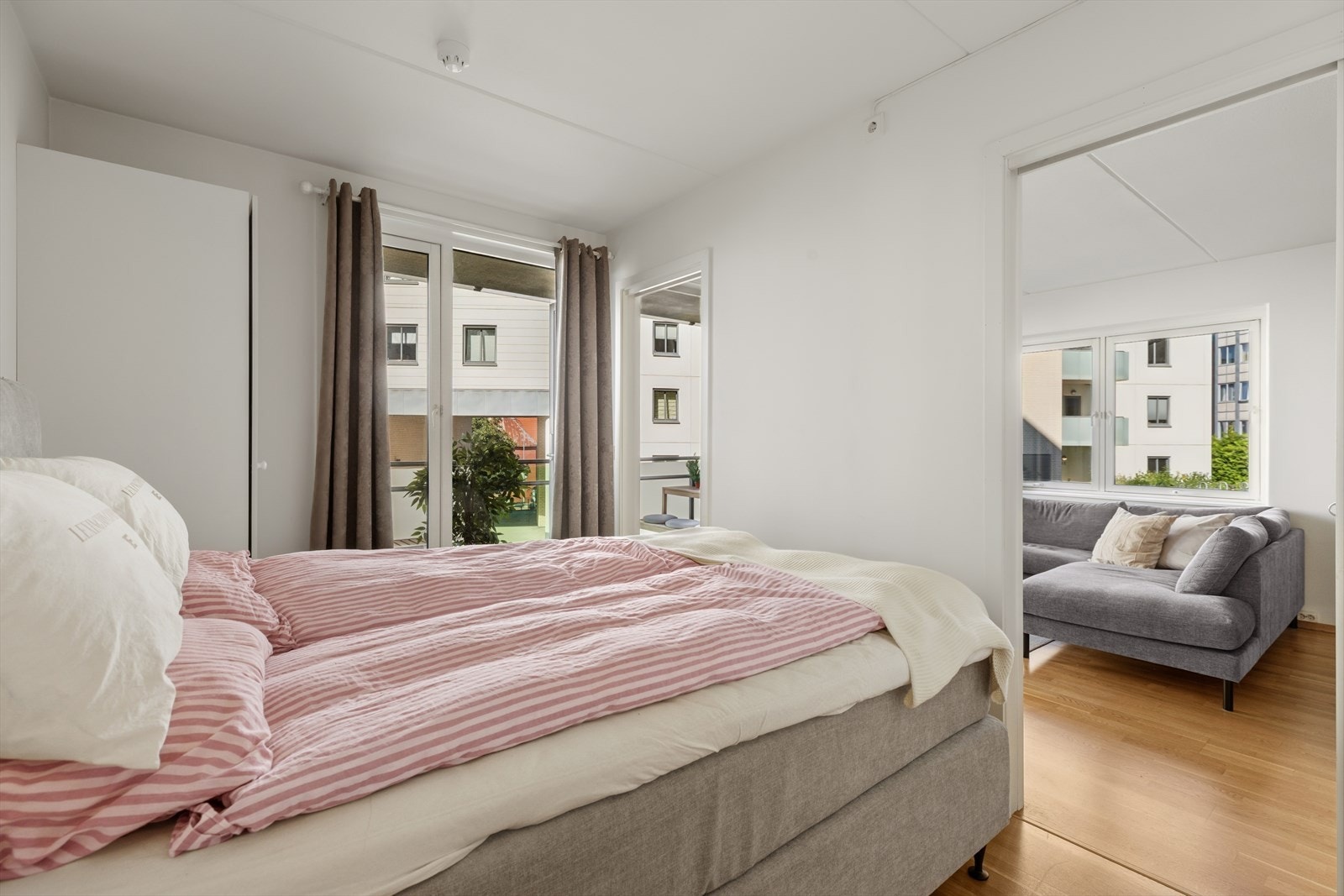 På soverommet har du plass til en god dobbeltseng, og det er god plass til oppbevaringsløsninger samt ønsket møblement. Galleribilde