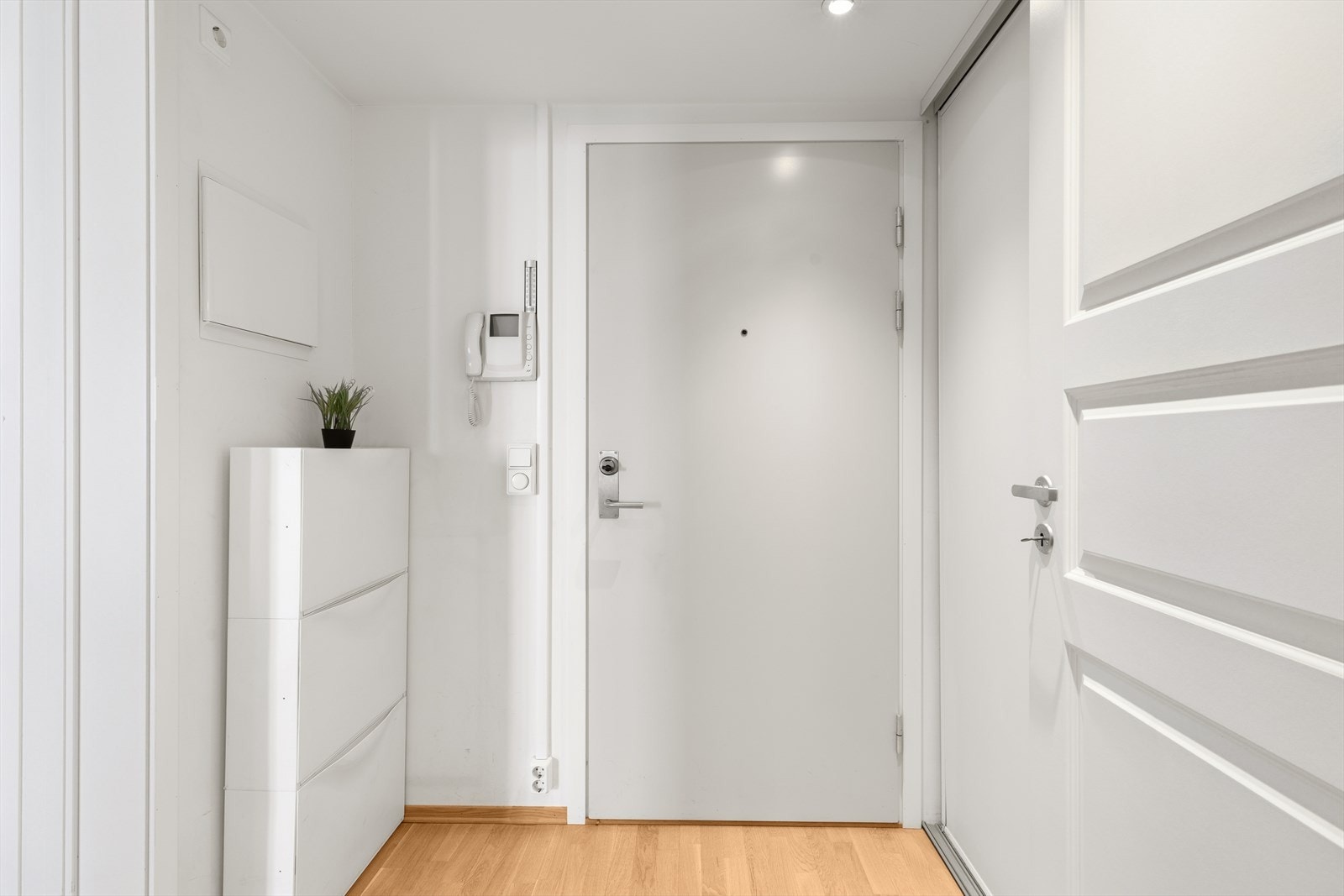 Videre ut i fellesarealet utenfor hoveddøren har du tilgang til en ekstern bod for oppbevaring. Galleribilde