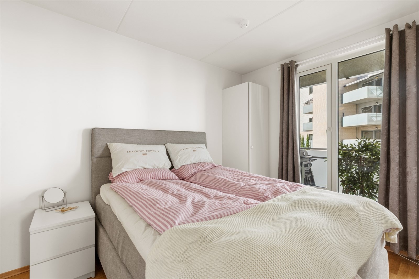 Soverommet er per i dag innredet med nattbord samt høyskap til oppbevaring. Galleribilde