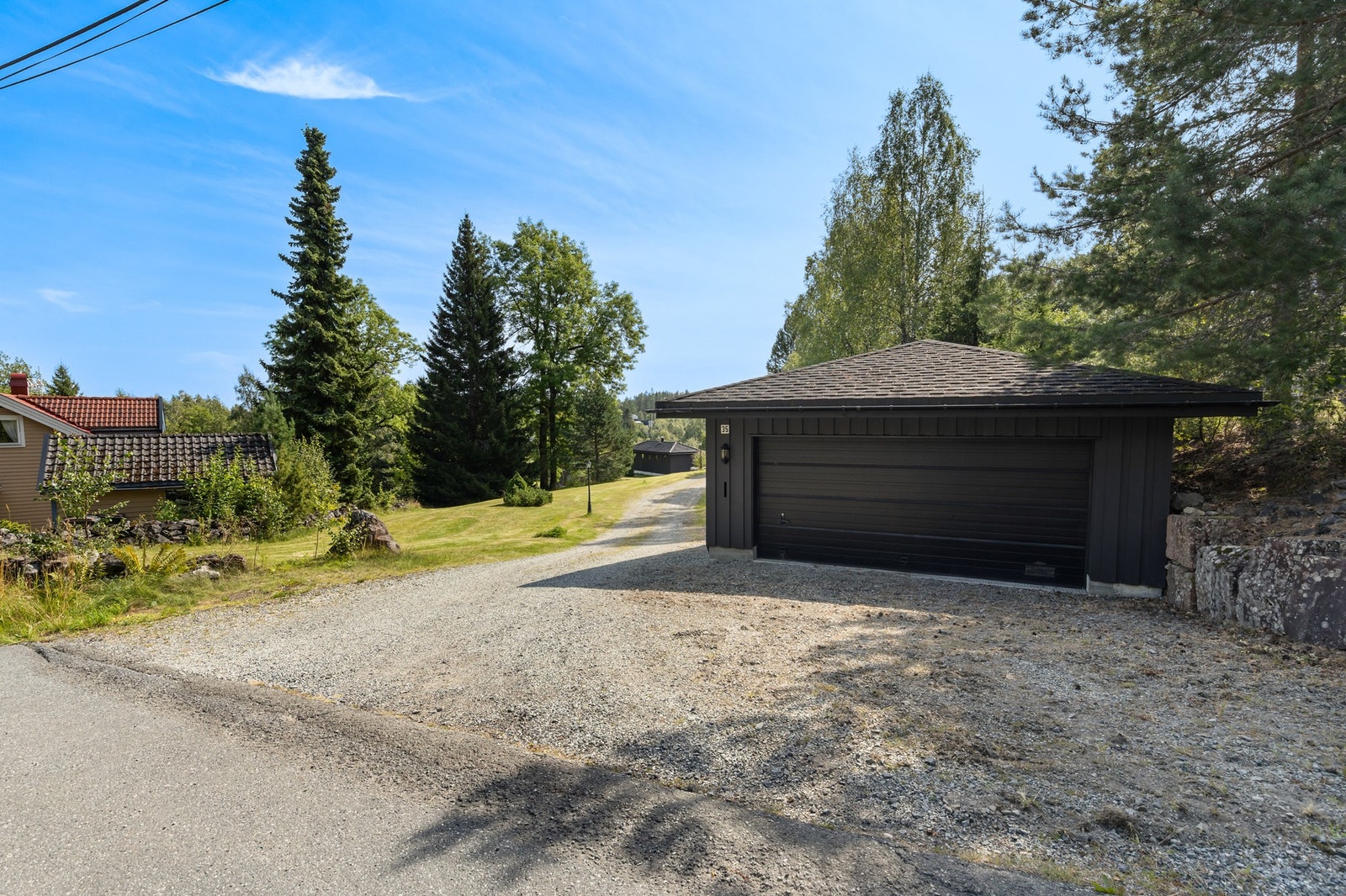 Eiendommen har gode parkeringsmuligheter i frittstående garasje på 50 kvm og gruset gårdsplass Galleribilde