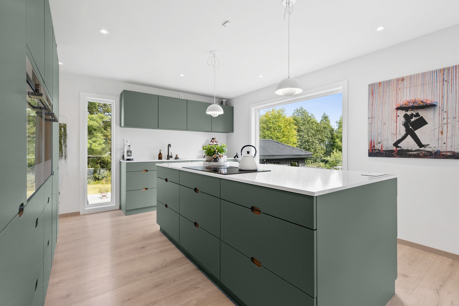 Innredningen byr på rikelig med skap- og benkeplass, i tillegg til en praktisk kjøkkenøy som gir både ekstra oppbevaring og en sosial samlingsplass Galleribilde