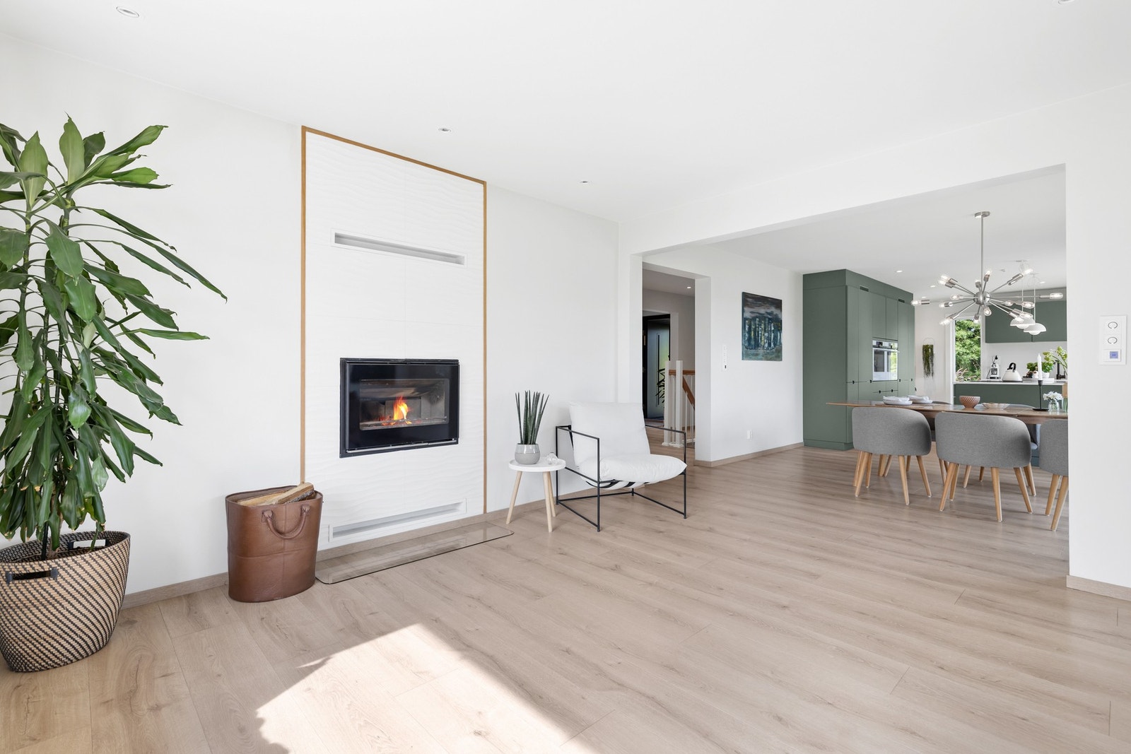 Stuen ligger i vinkel som gir gode møbleringsmuligheter og en naturlig inndeling av soner Galleribilde