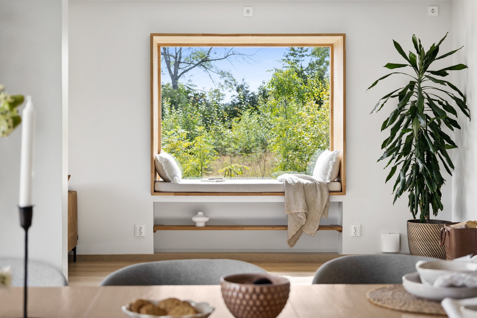 I det ene vinduet er det laget en bred vinduskarm som fungerer som en koselig sitteplass Galleribilde