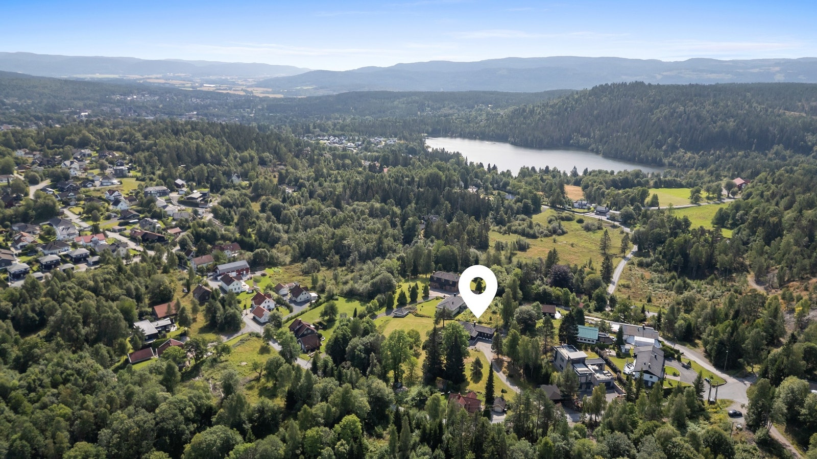 Fra boligen er det kort gangavstand til Stordammen Galleribilde