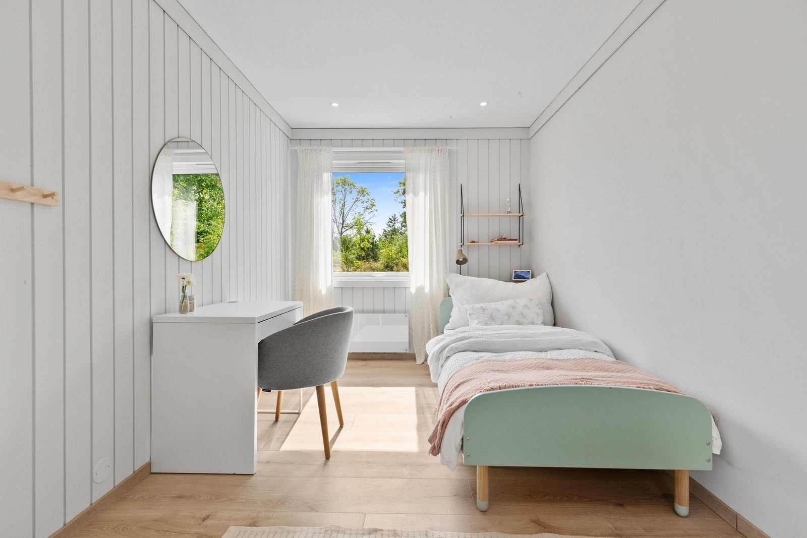 De to øvrige soverommene er også av god størrelse og har delvis panelerte vegger Galleribilde