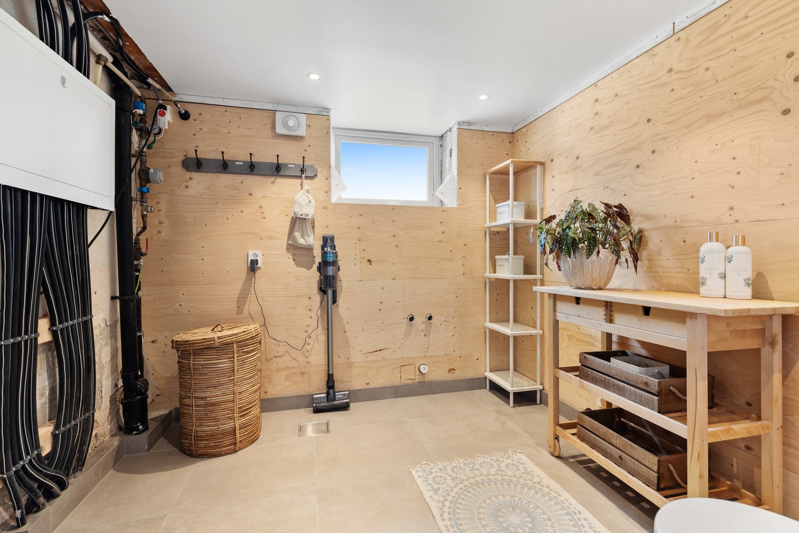 Separat vaskerom oppusset i 2022 med flislagt gulv og mur samt finerplater på vegger Galleribilde