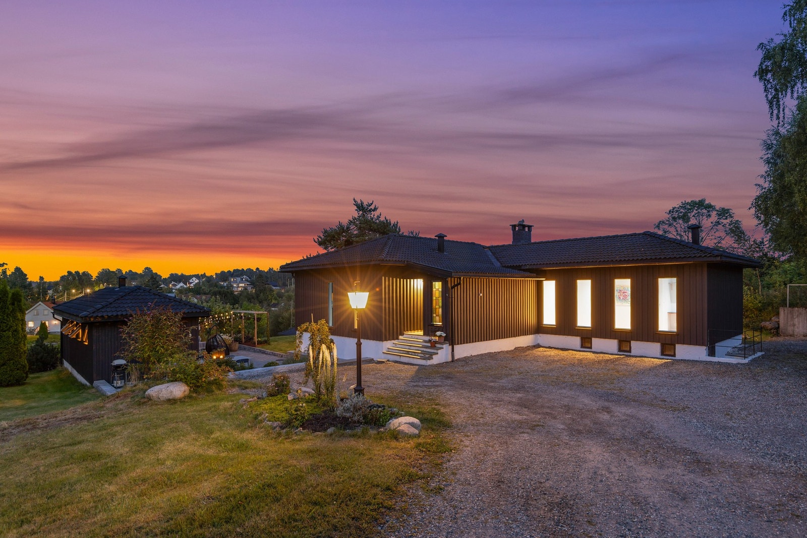 Boligen er vesentlig oppgradert i nyere tid med nytt bad, kjøkken og overflater, samt takfornying i 2018 Galleribilde