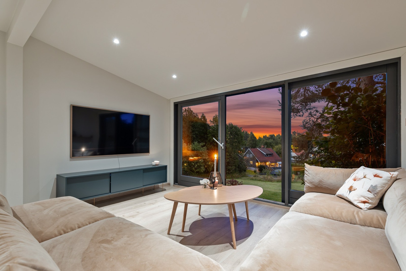 Store vindusflater slipper inn rikelig med dagslys Galleribilde