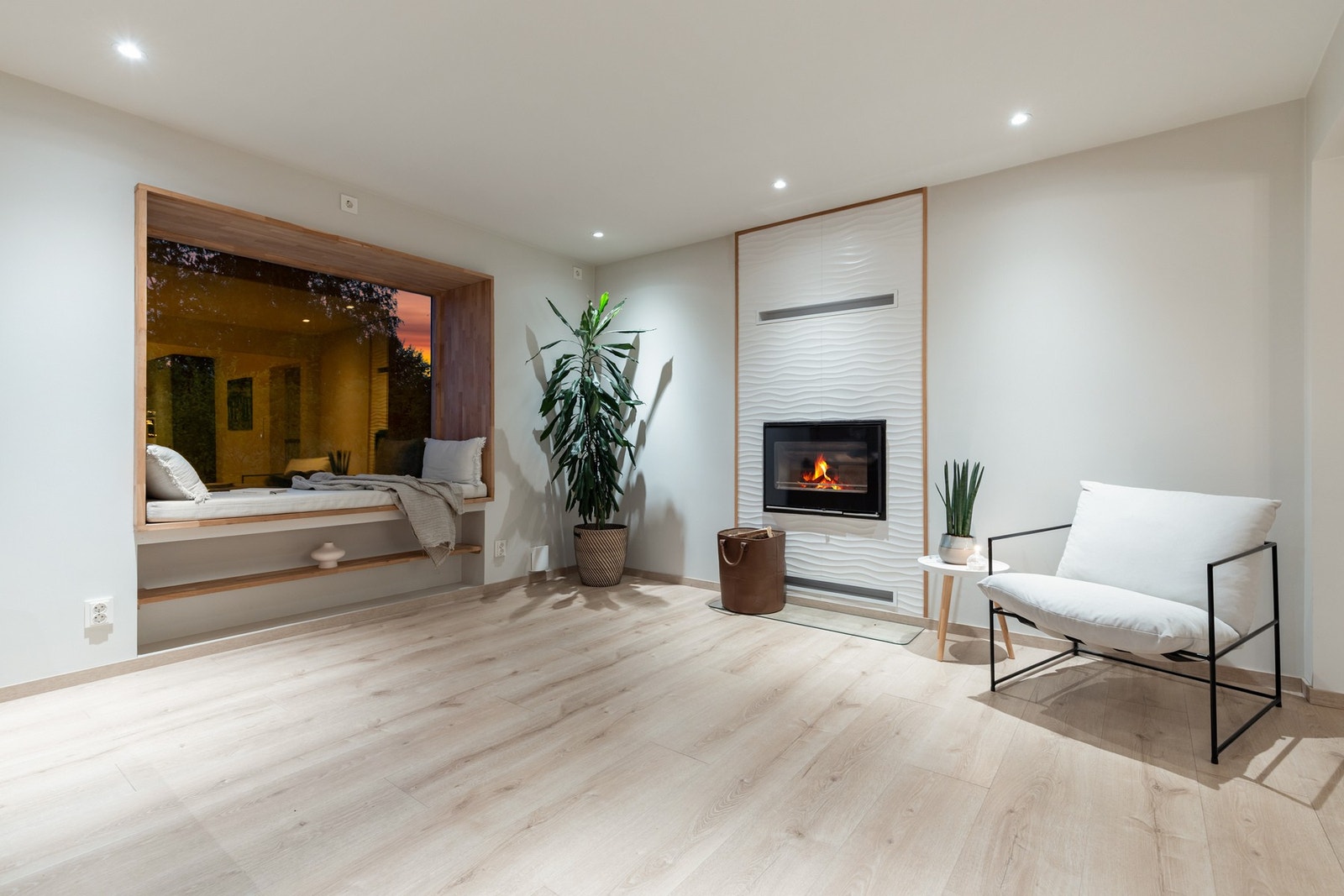 Midt i rommet står en stemningsfull peisovn med innsats - både et flott blikkfang og en verdifull varmekilde på kjølige dager Galleribilde