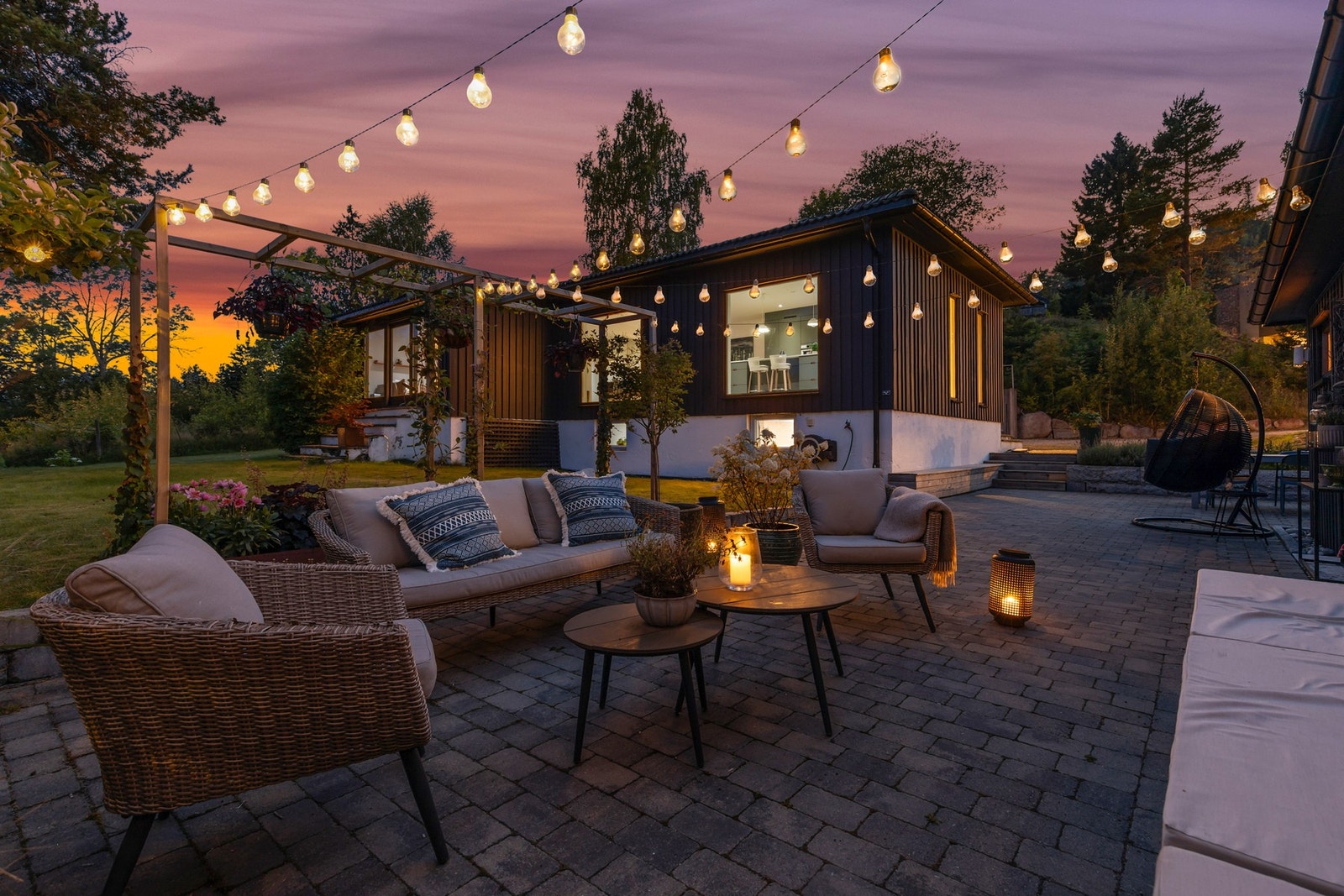 Boligen byr på flere romslige uteplasser - perfekt for lek, avslapning og hyggelige stunder for hele familien Galleribilde