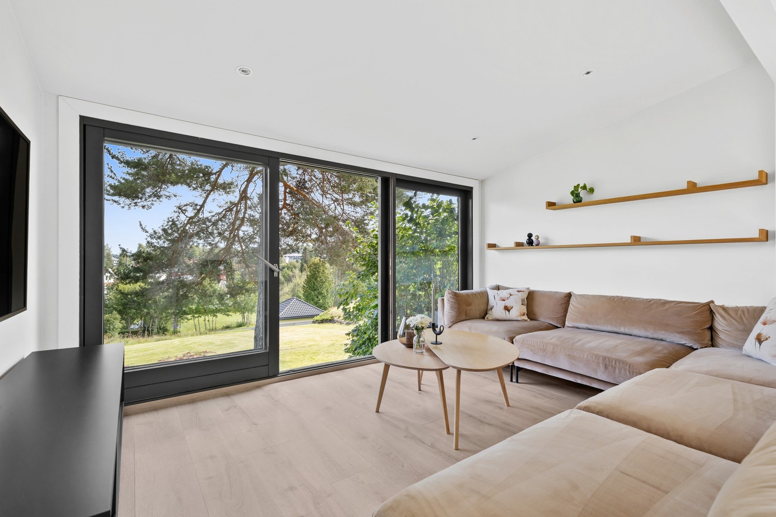 Fra stuen er det adkomst ut til hage Galleribilde