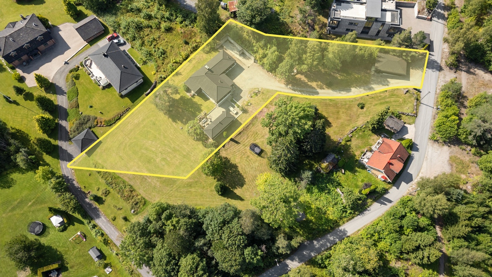 Tomten er på hele 3 271 kvm og er pent opparbeidet med gressplen, frukttrær og diverse beplantning. ca. tomtegrenser Galleribilde