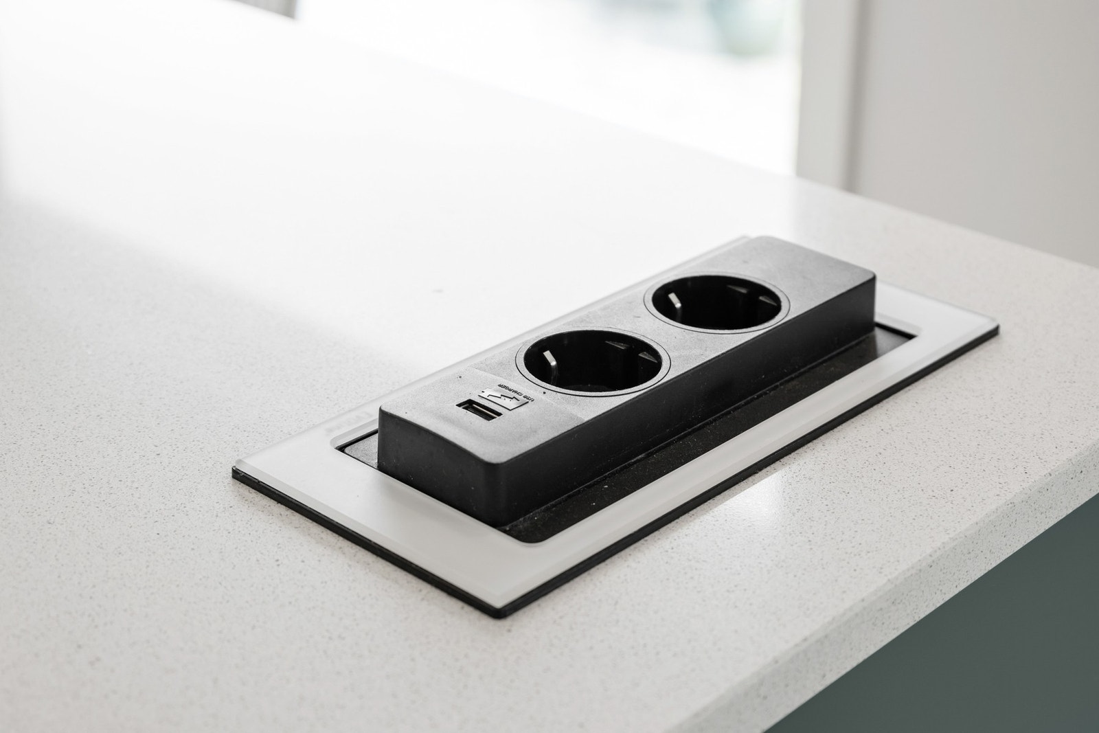 Kjøkkenøya har integrerte stikkontakter som enkelt kan skjules med deksel Galleribilde