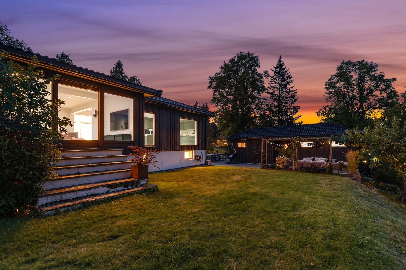 Dette er en flott oppusset familiebolig med stor tomt og private uteområder Galleribilde