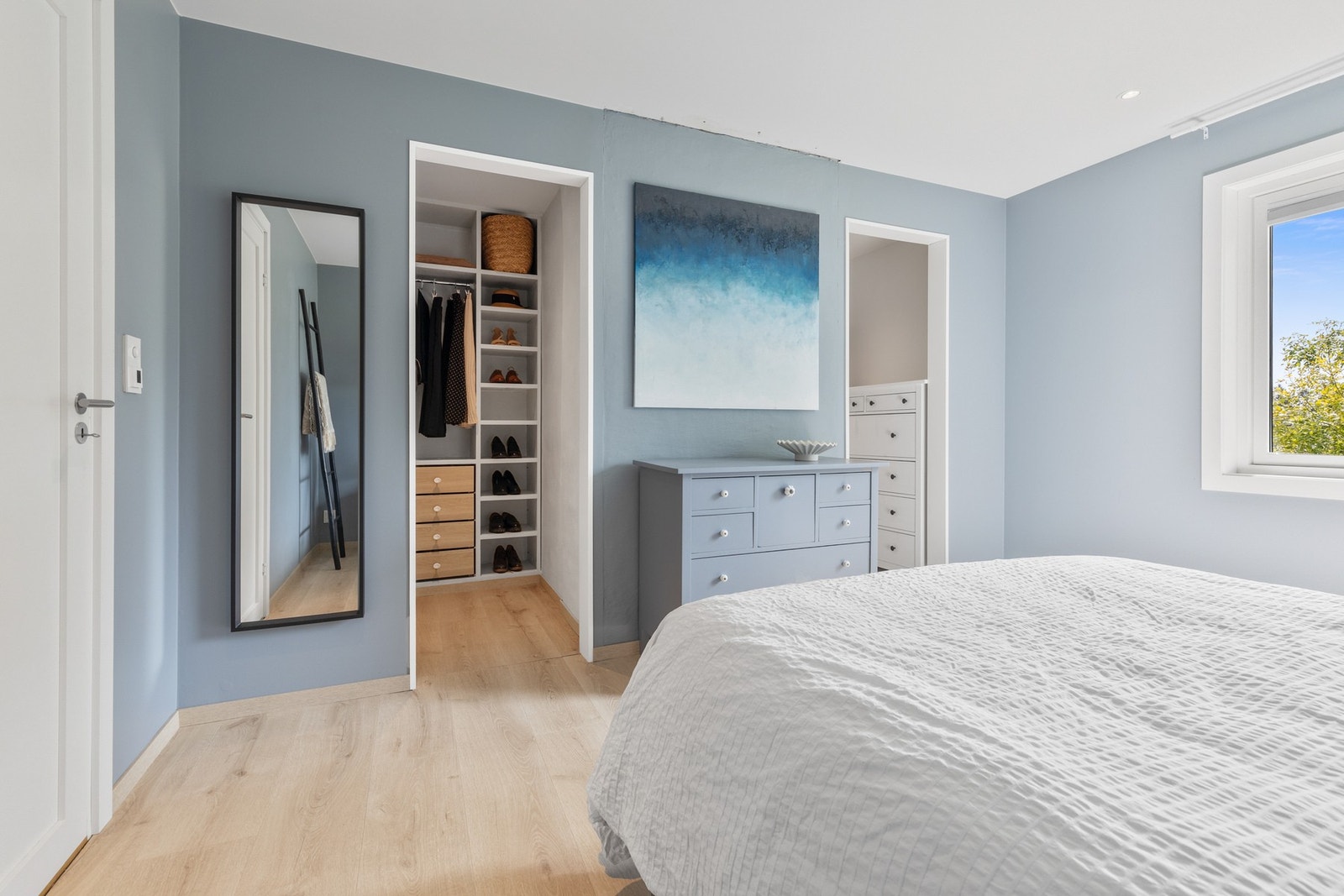 Hovedsoverommet er romslig med god plass til dobbeltseng, nattbord og øvrig møblement, og har i tillegg adkomst til to garderoberom Galleribilde