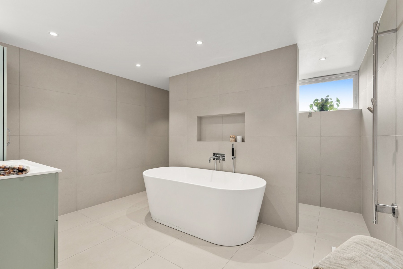 Rommet har en praktisk utforming, med egne nisjer til toalett og dusjsone Galleribilde