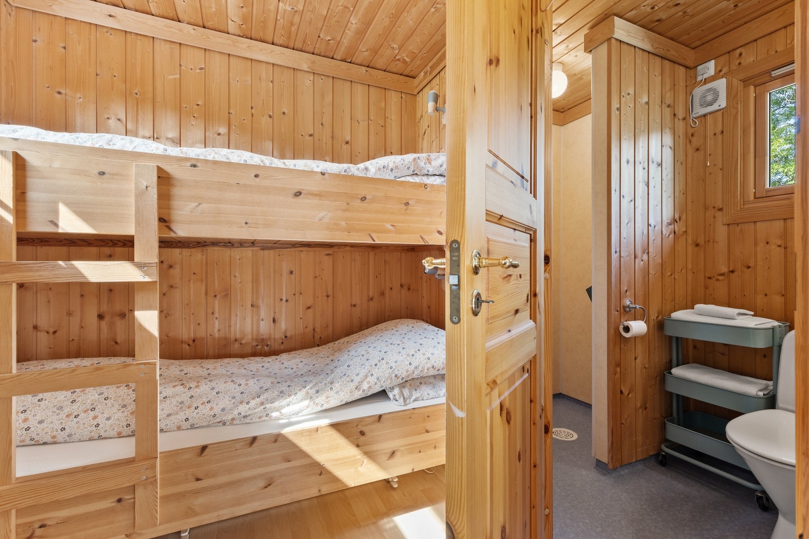 Badet er innredet med servantinnredning, gulvstående toalett og dusjhjørne Galleribilde