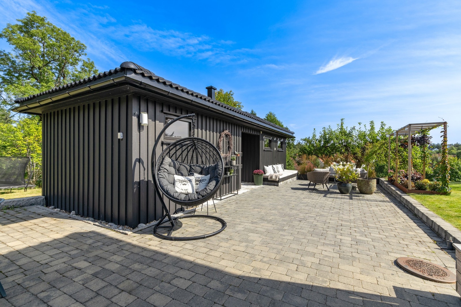 Mellom boligen og annekset er det opparbeidet en hyggelig, steinlagt uteplass på ca. 75 kvm Galleribilde