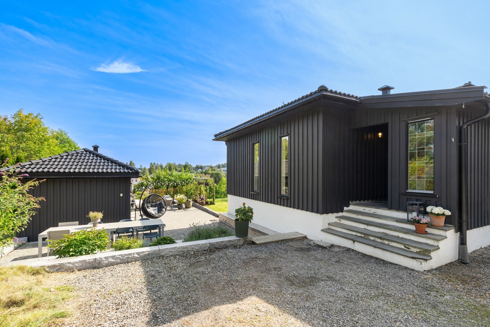 Pent opparbeidet inngangsparti. Velkommen inn! Galleribilde