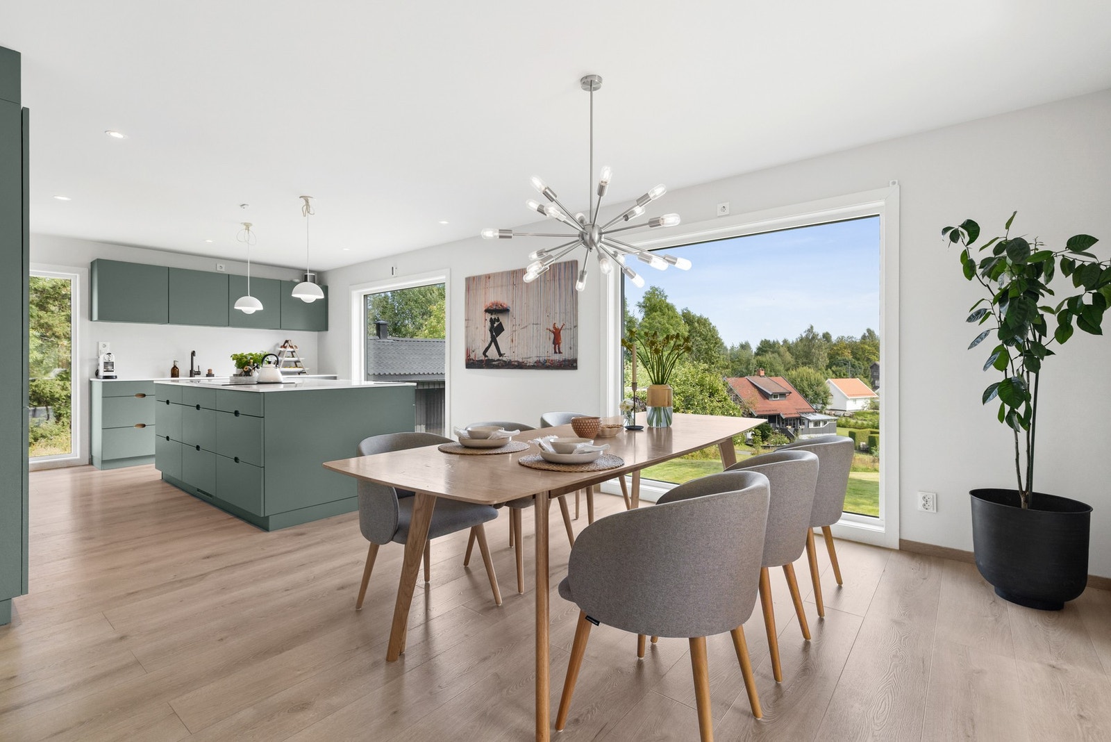 På kjøkkenet er det god plass til spisebord foran et stort vindu som gir mye lys og lite innsyn Galleribilde