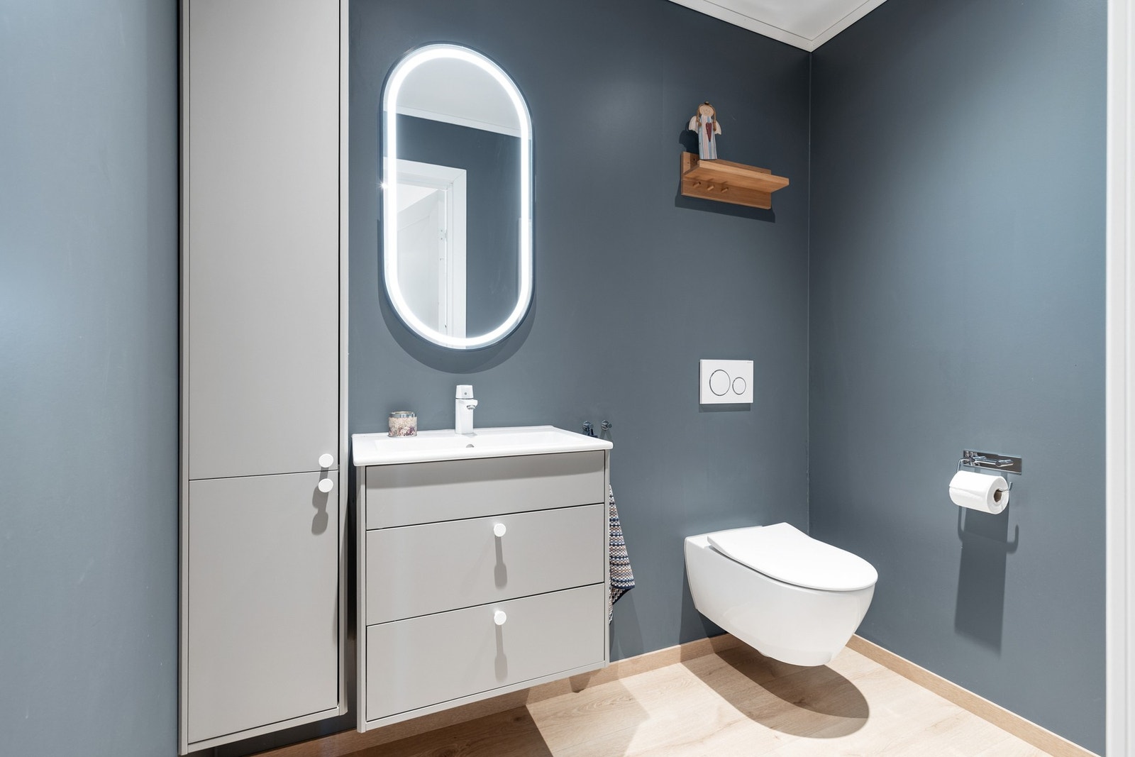 Toalettrom med vegghengt toalett og servantinnredning Galleribilde