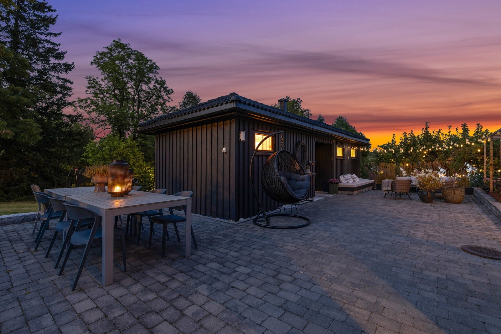 I tillegg er det oppført et romslig anneks med stue, soverom og bad - perfekt for gjester eller som generasjonsbolig Galleribilde