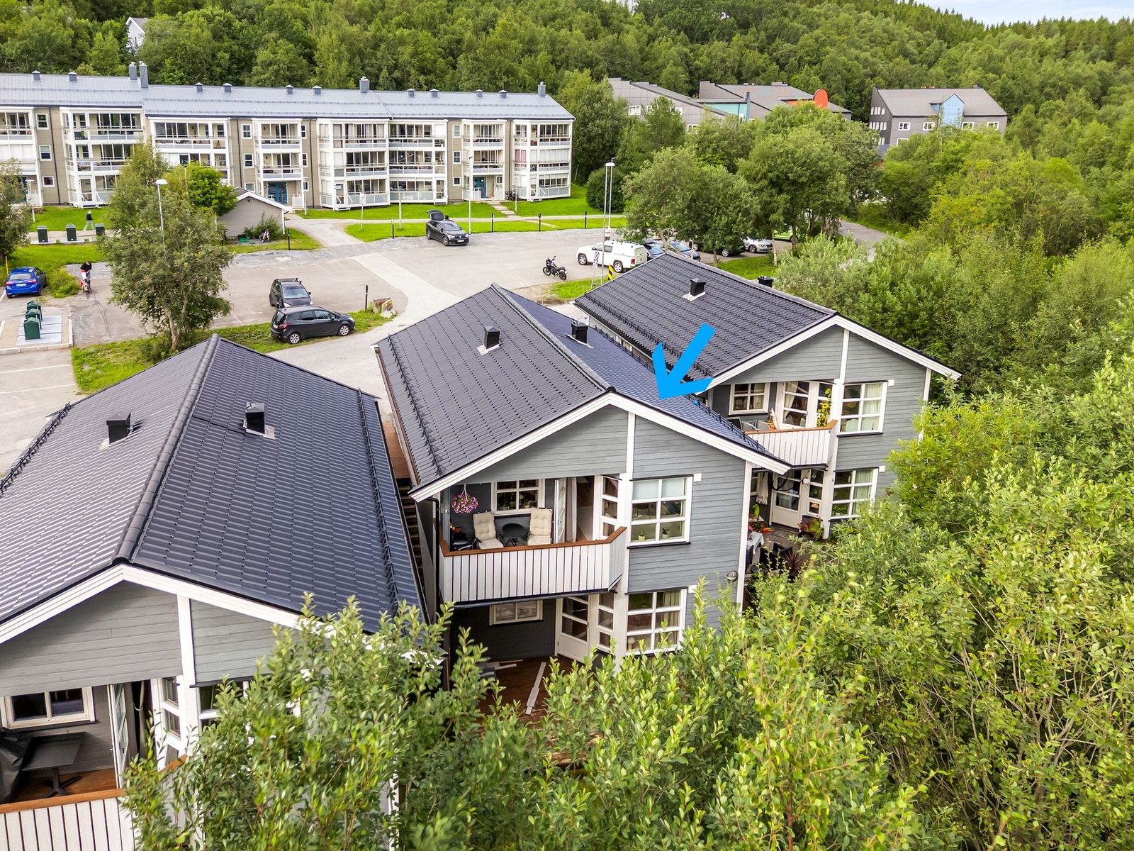 Leiligheten ligger i 1.etasje (reell 2.etasje), som del av en to-mannsbolig. Galleribilde