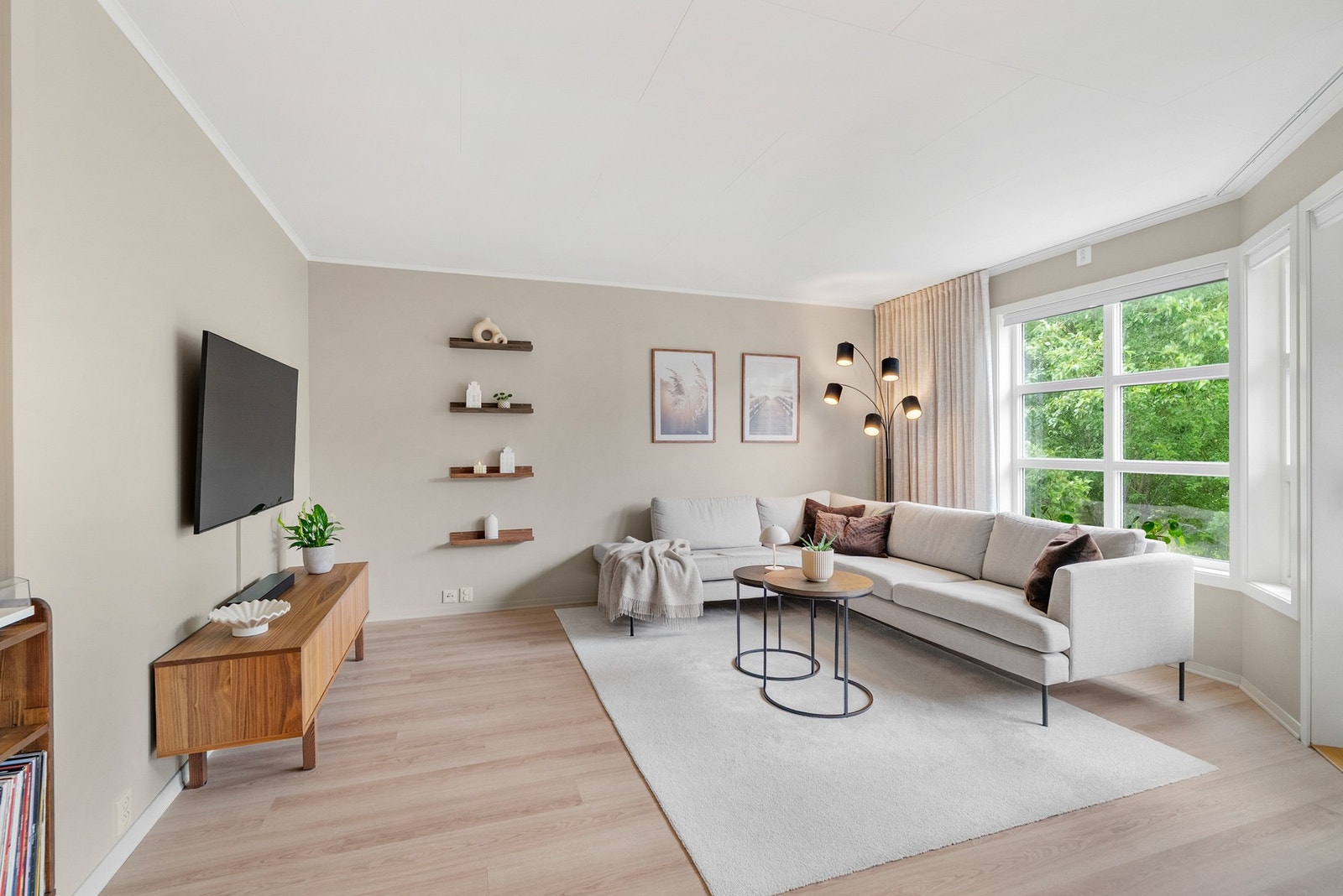 Romslig stue med god plass til sofa og møblement. Galleribilde