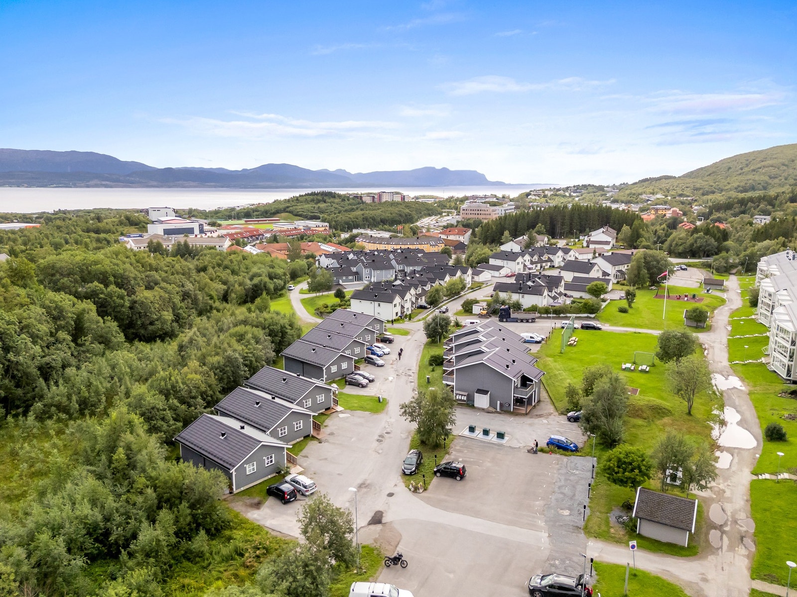 Boligen ligger sentral på Mørkved nært Universitetet, butikker, treningsanlegg, turterreng mm. Galleribilde