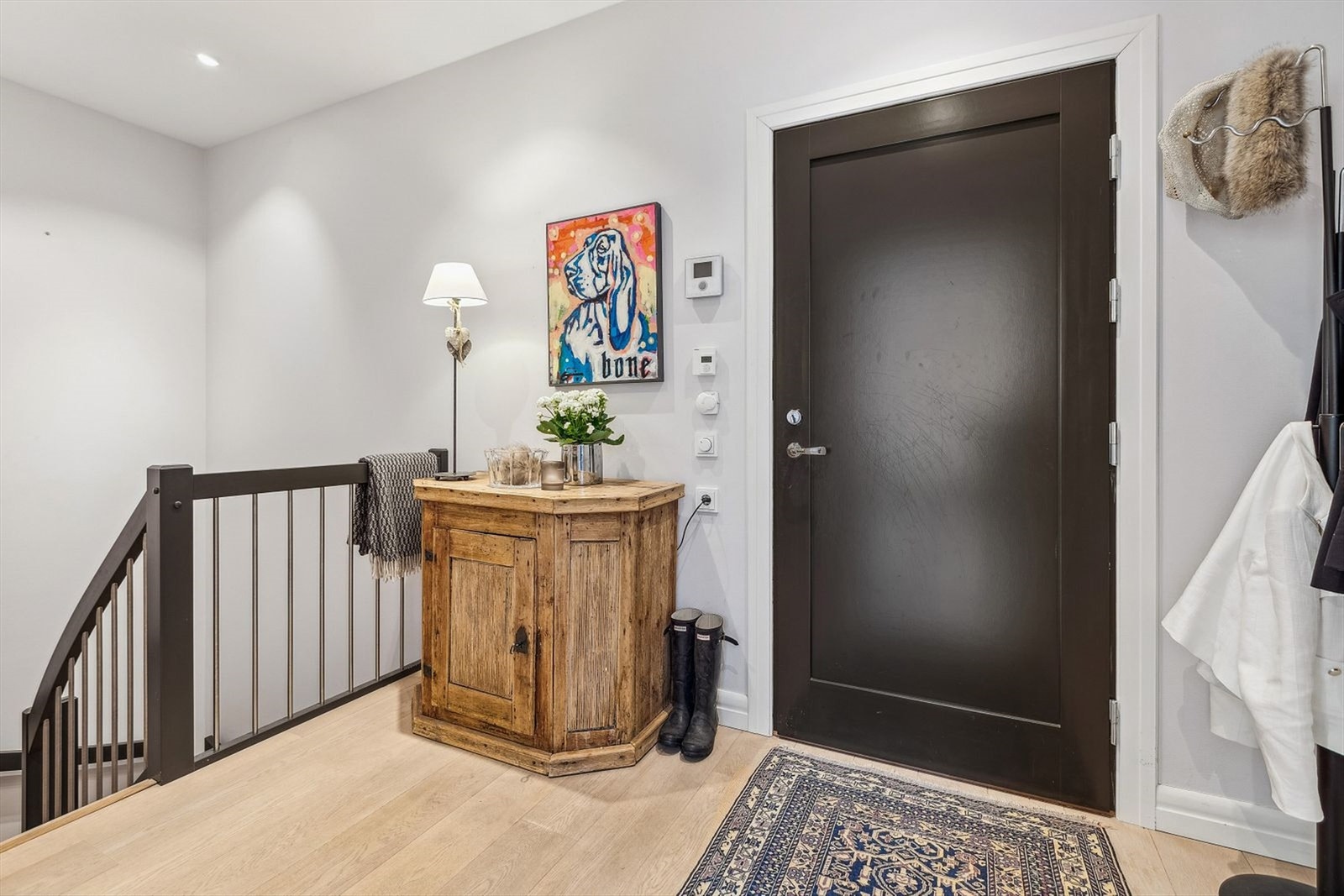 Leiligheten har to inngangspartier - en i hver etasje. Her entre i 1 etg. Galleribilde