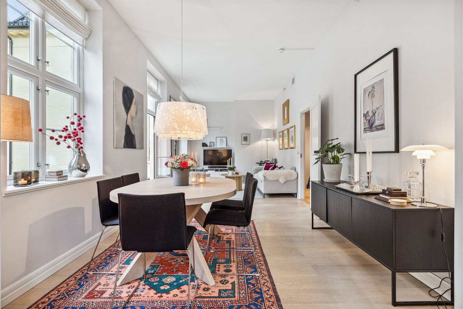 Meget pen og lys 3 roms leilighet over 2 plan. Delikate fargevalg. Galleribilde