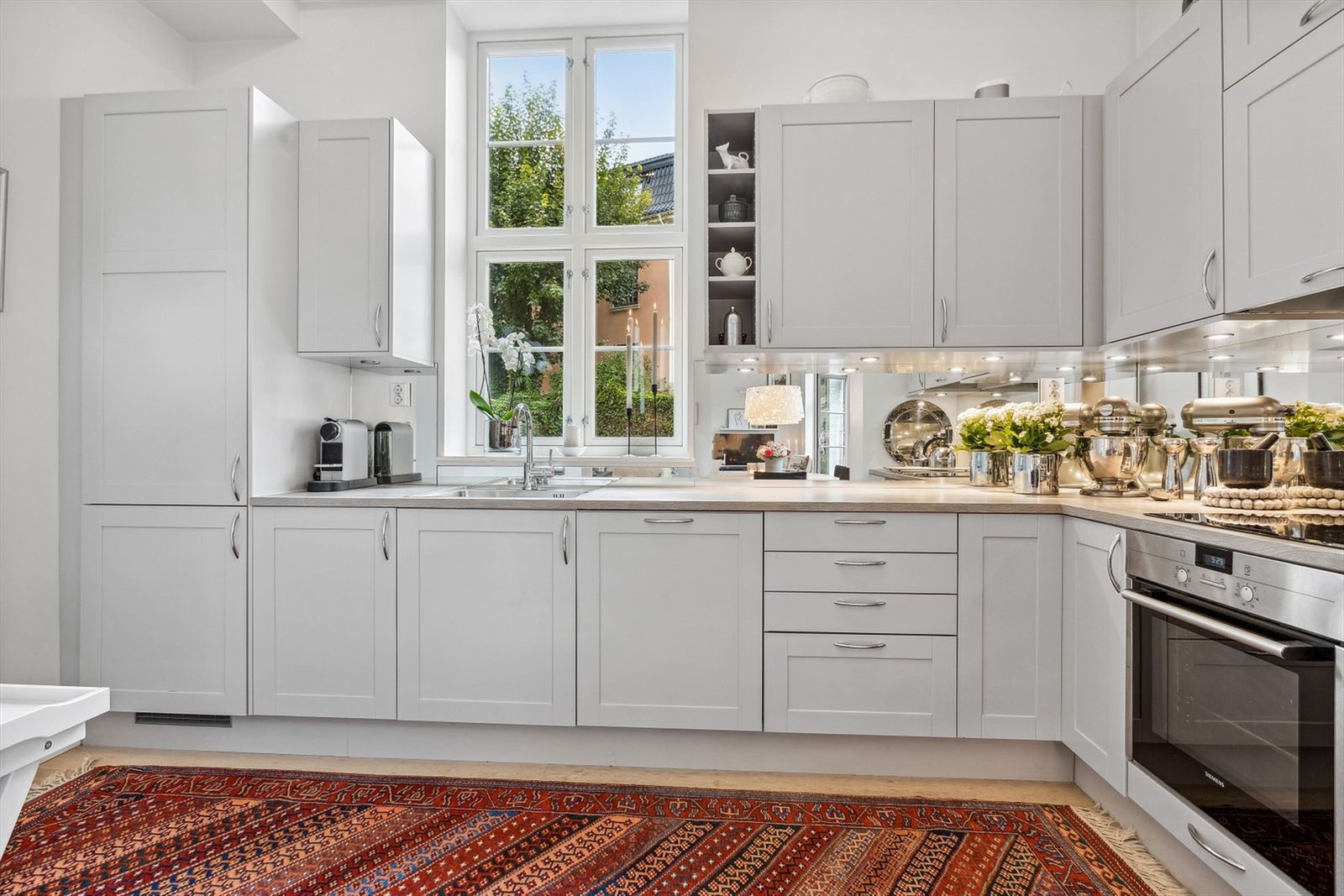 Meget pent kjøkken fra Sigdal med integrerte hvitevarer. Godt med skap og benkeplass. Galleribilde