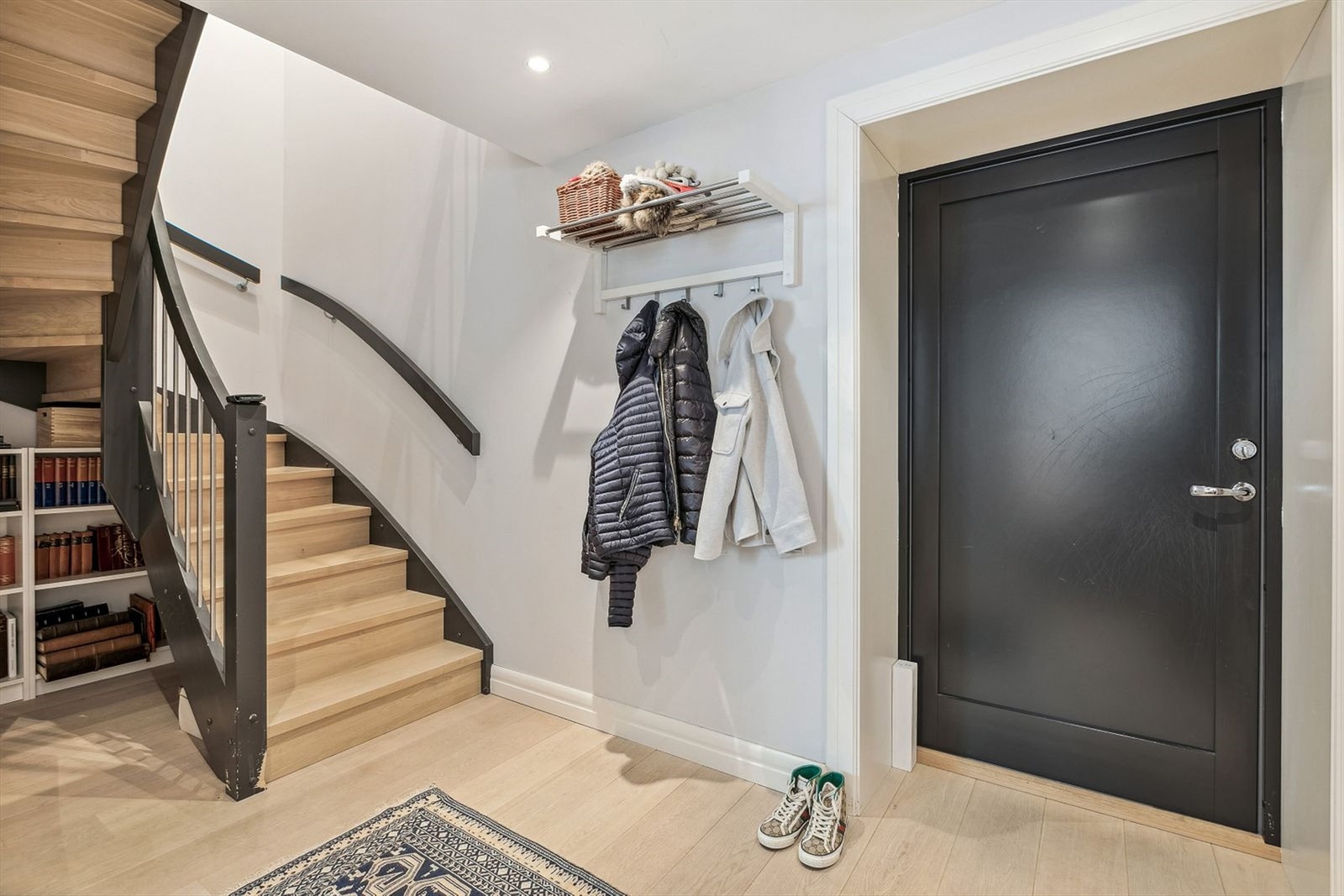 Hyggelig entre i u-etg med egen inngang. Galleribilde