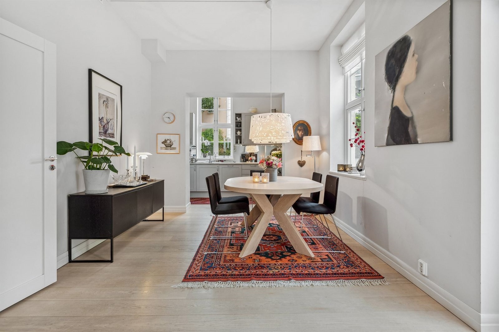 God plass til spisebord. Her kan man nyte en bedre middag i godt selskap. Galleribilde