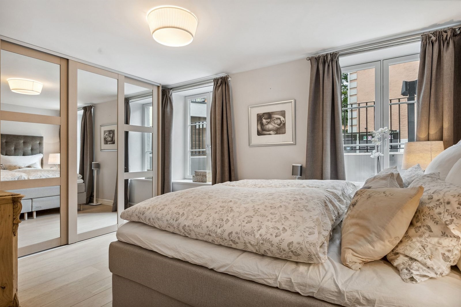 Stort hovedsoverom med god plass til dobbeltseng. Stor skyvedørsgarderobe. Galleribilde