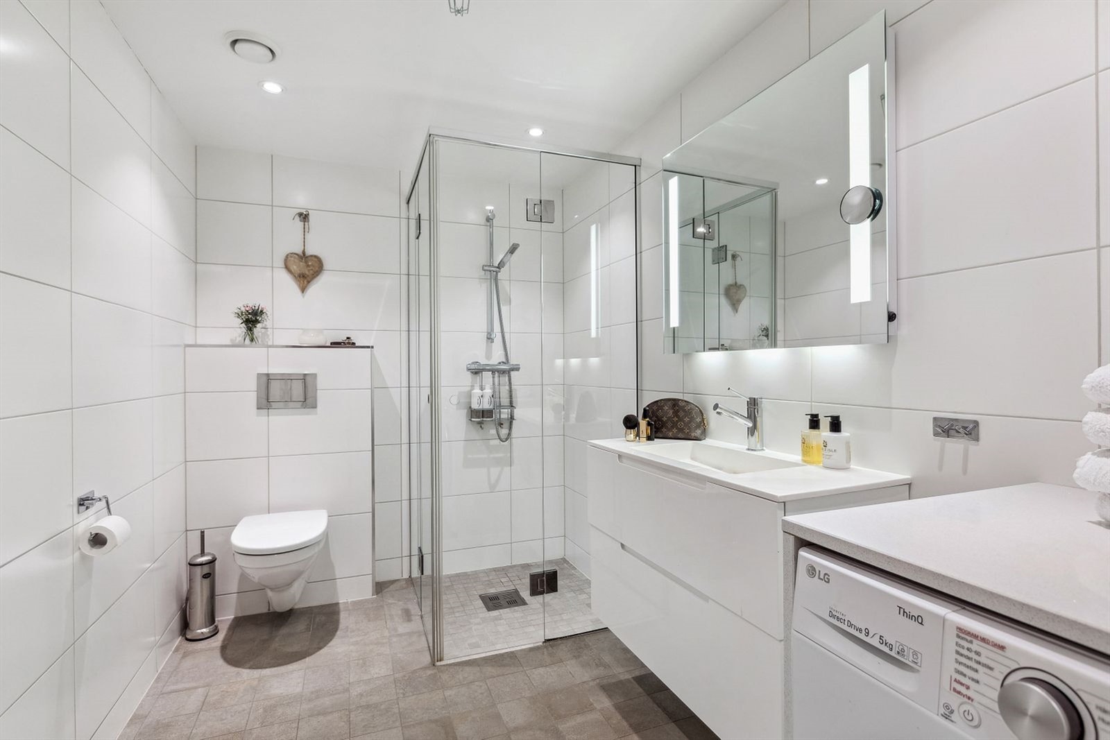 Delikat baderom også i u-etg. Vaskemaskin medfølger. Galleribilde