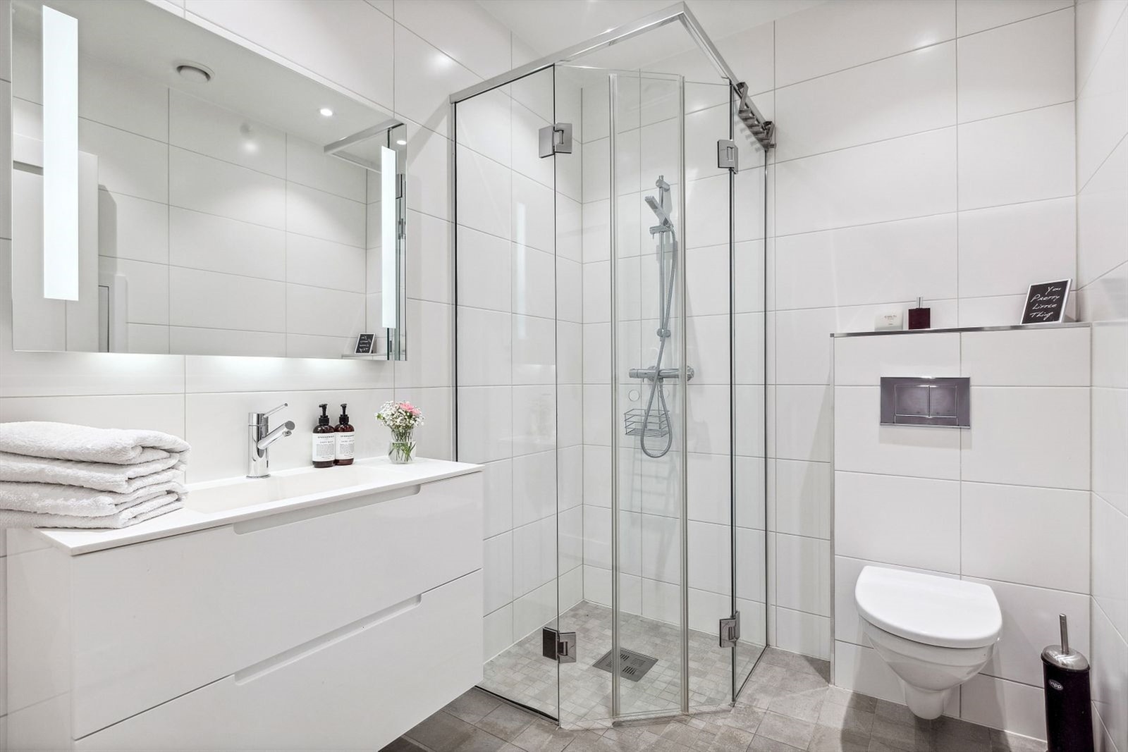 Pent flislagt baderom i 1 etg med pen innredning, dusj med glassdører og vegghengt wc. Galleribilde