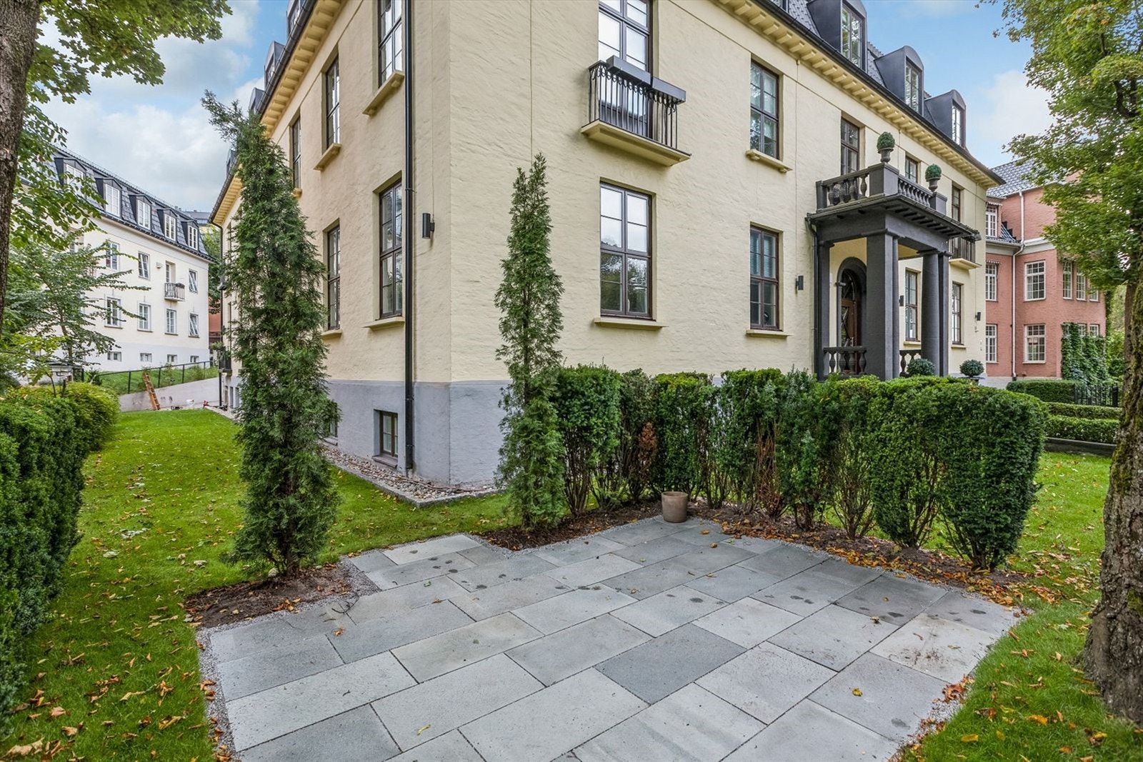 Uteplass for sameiet i hyggelig del av hagen. Galleribilde