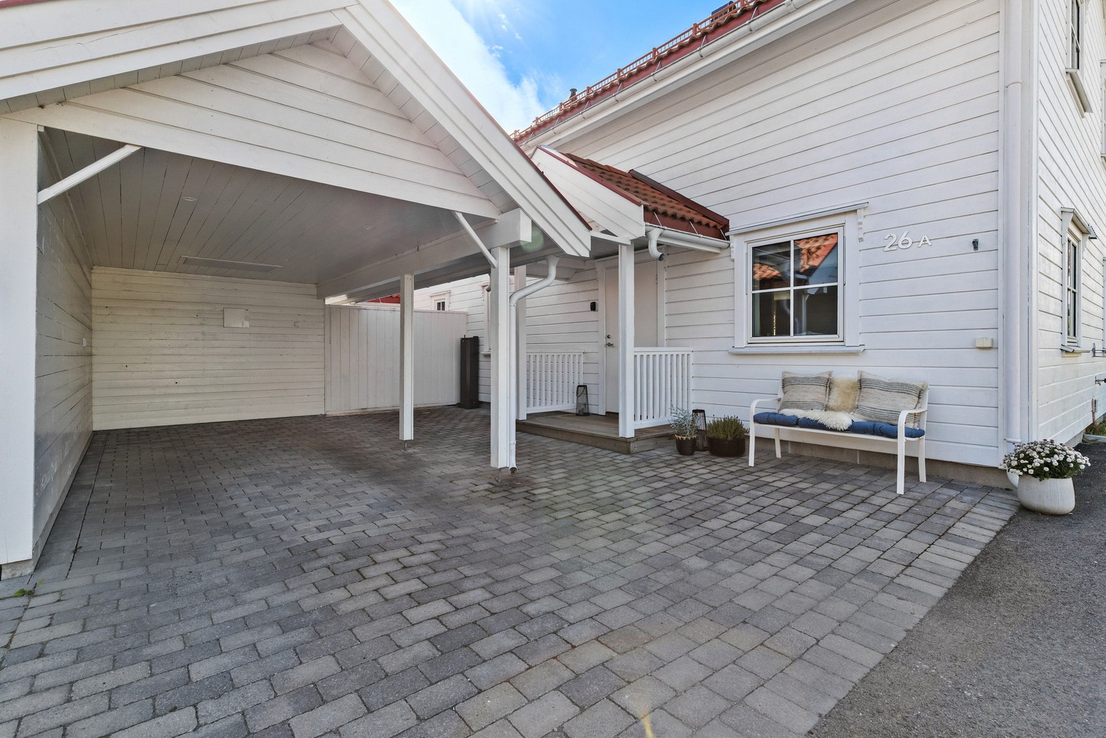 Carporten har innlagt strøm, eget sikringsskap og lagerloft med 11 kvm gulvareal Galleribilde