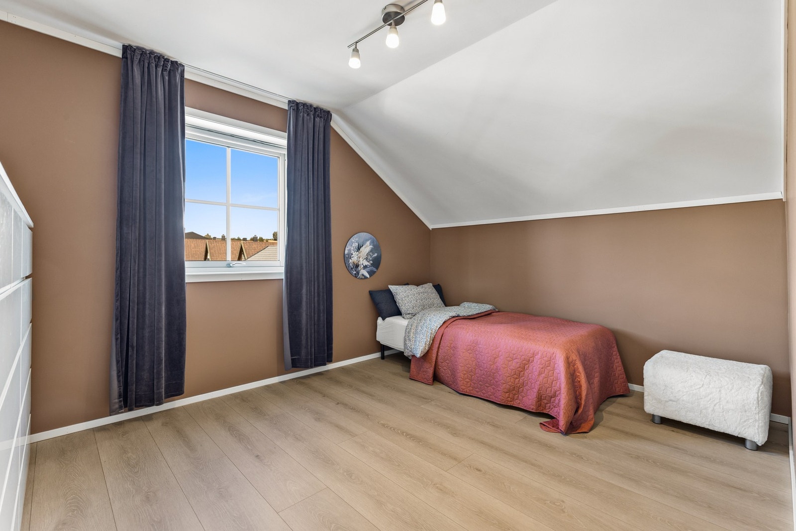 Rommene kan passe fint som barnerom, gjesterom eller hjemmekontor Galleribilde