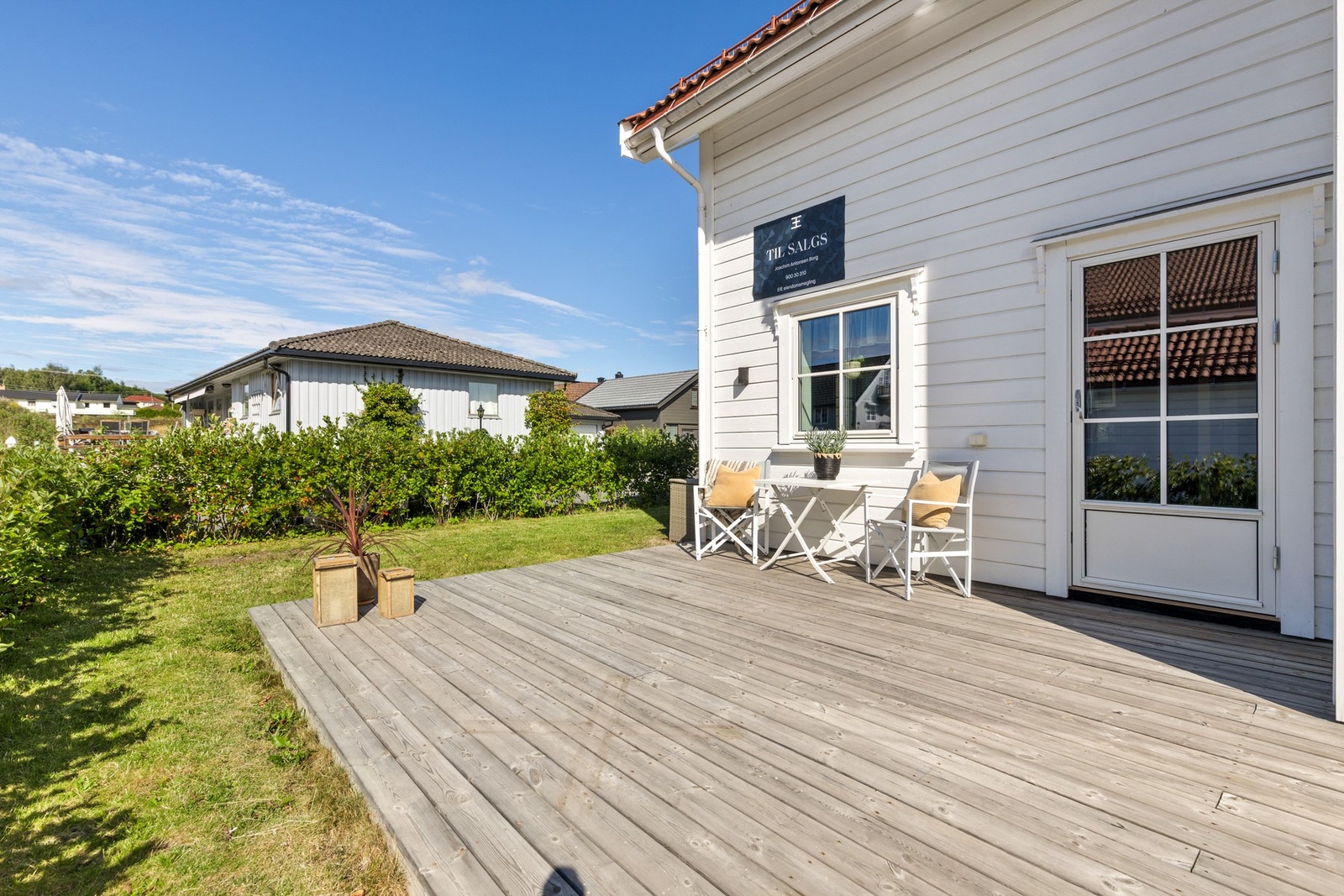 Uteplassen er videre opparbeidet med gressplen og diverse beplantning Galleribilde