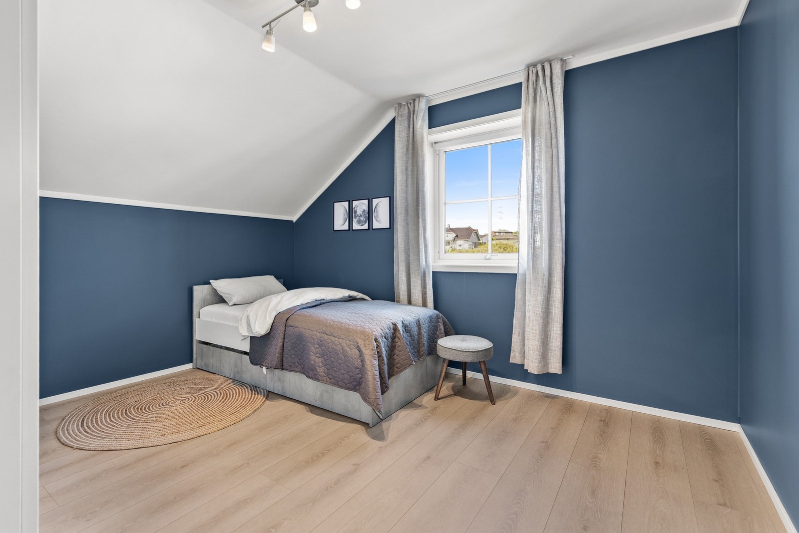 Begge soverom i 2. etasje har laminatgulv og slette vegger Galleribilde