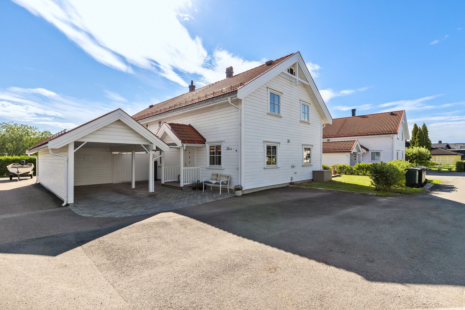 Eiendommen kan bl.a. skilte med en solrik, sydvendt terrasse og egen carport Galleribilde
