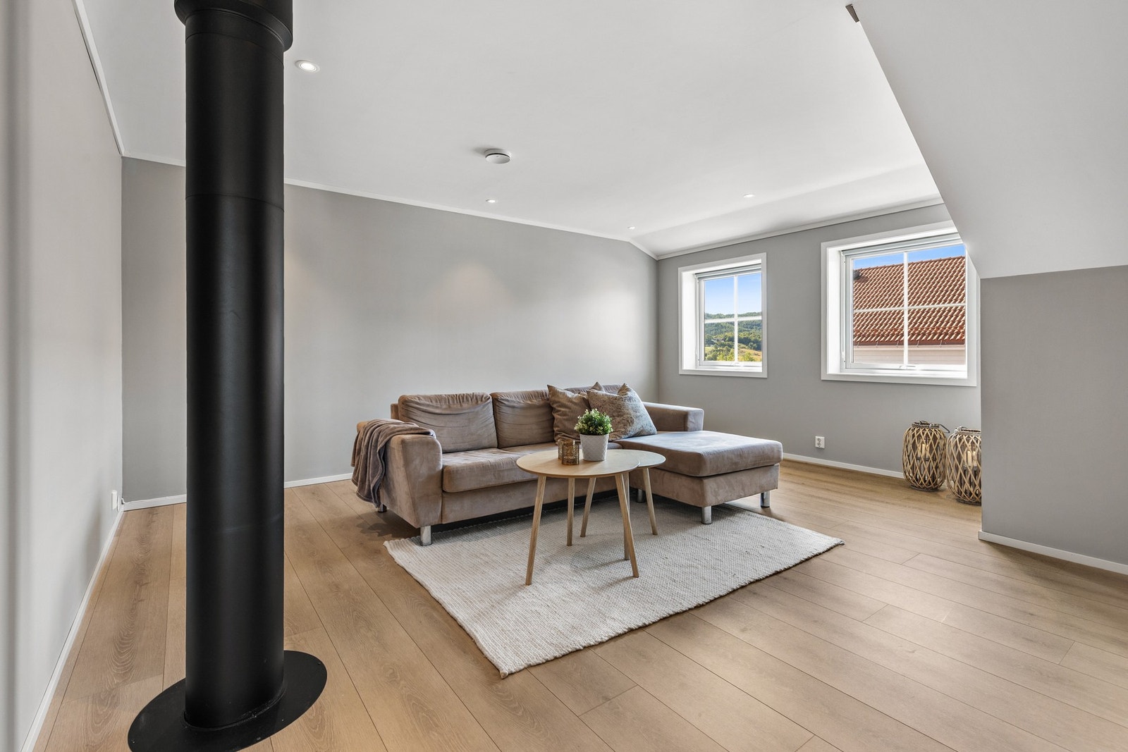 Boligen byr videre på en romslig loftsstue - et allsidig rom som passer fint til hobby, media eller lek Galleribilde