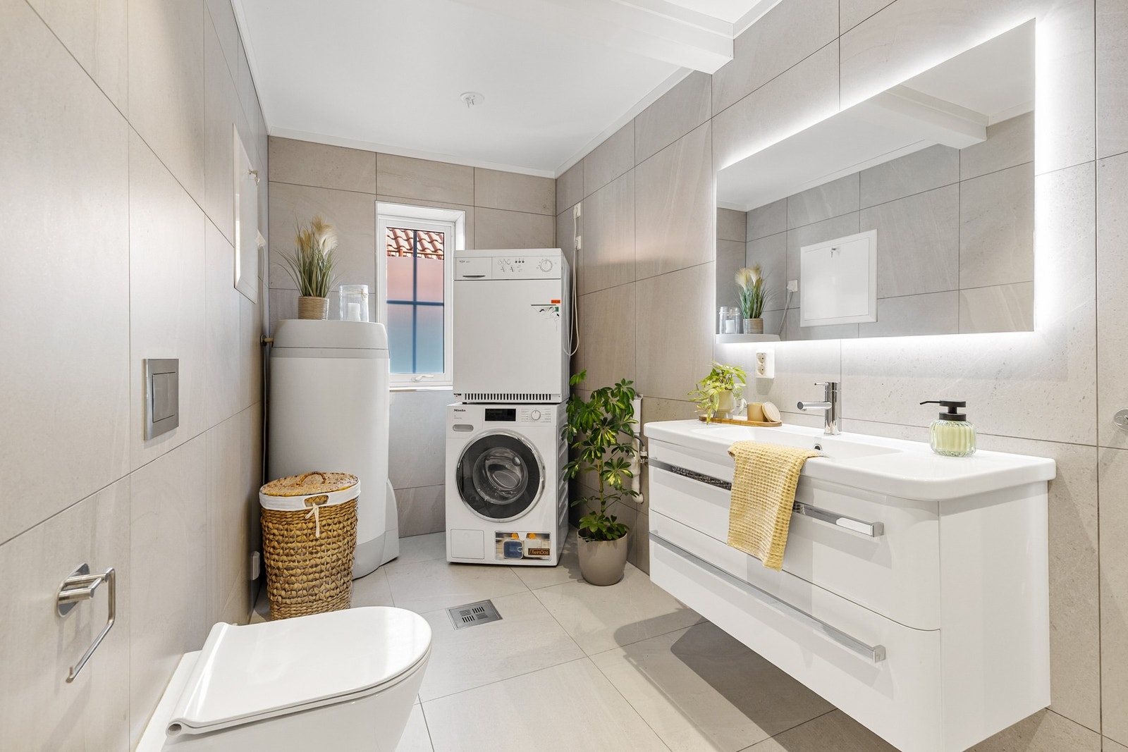 Helfliset bad/vaskerom med elektriske varmekabler i gulv og balansert ventilasjon med tilluft i dør Galleribilde