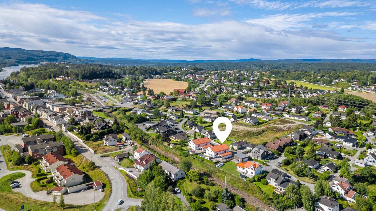 Eiendommen har en ideell beliggenhet for pendlere, med kun 5 minutters gange til Vestfossen togstasjon Galleribilde