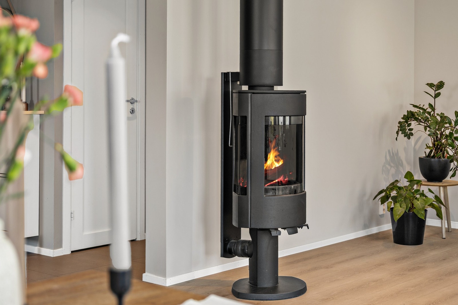 Sentralt i rommet står en stemningsfull peisovn - både et flott blikkfang og en verdifull varmekilde på kjølige dager Galleribilde