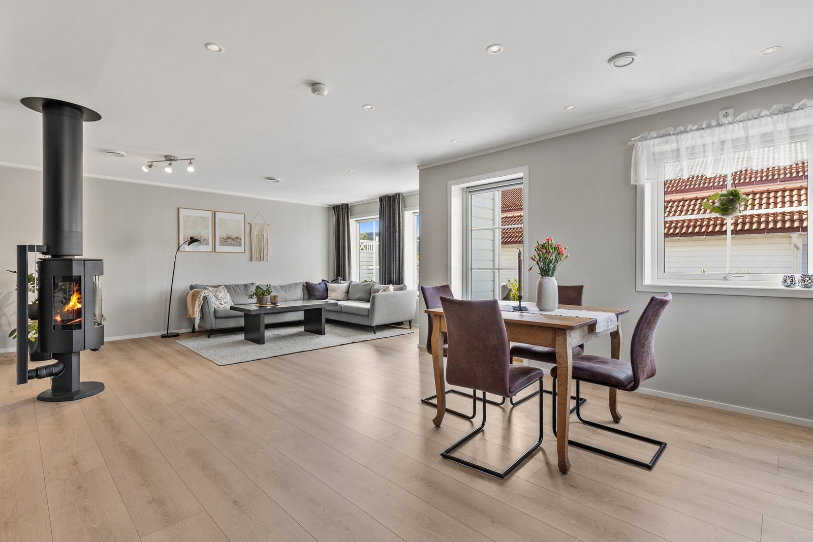 Stuen lar seg enkelt møblere med sofa, tv-møblement og spisebord Galleribilde