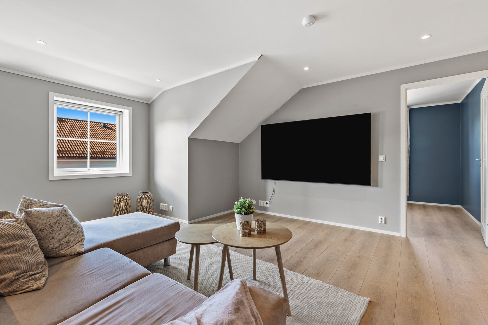 Også her er det 1-stavs laminatgulv, slette flater på vegger og downlights i himling Galleribilde