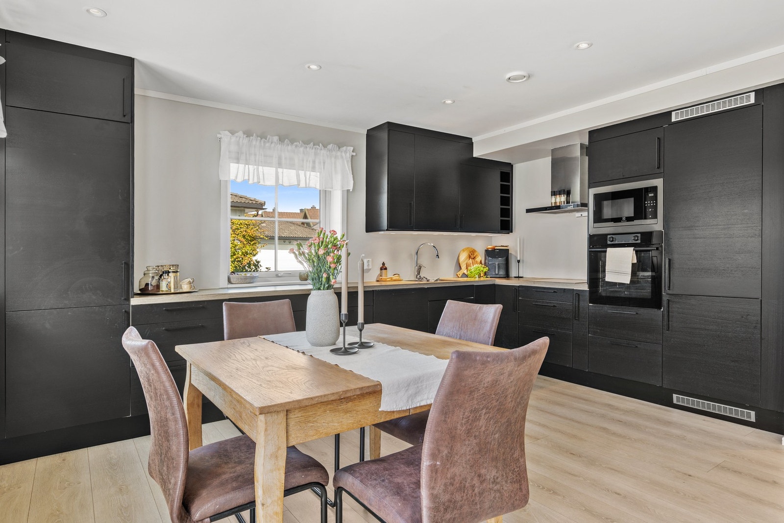 Innredningen har integrerte hvitevarer, herunder komfyrtopp, stekeovn, micro, oppvaskmaskin og kjøl/fryseskap Galleribilde